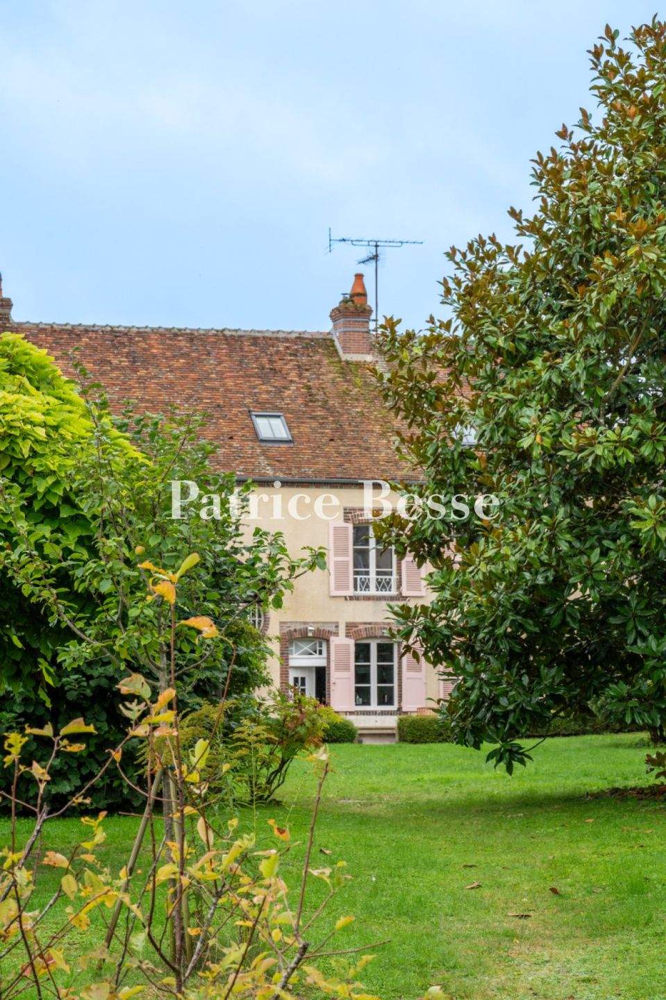 Immobilie in Heidenheim an der Brenz - A stately dwelling and its enclosed garden in the middle of a village, recognised as a "Town of Character", two hours from Paris, nestled within the P - Bild 1