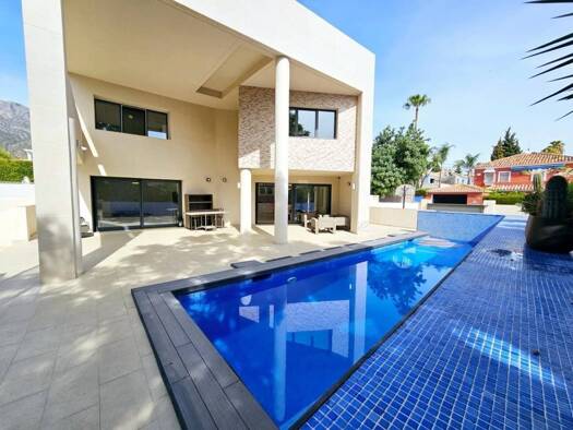 Chalet zur Miete 8.000 € 4 Zimmer 300 m² 1.070 m² Grundstück Marbella 29602