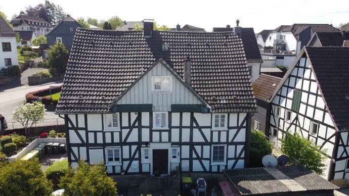 Haus zum Kauf 169.000 € 10 Zimmer 270 m²<br/>Wohnfläche 431 m²<br/>Grundstück Eckenhagen Reichshof 51580