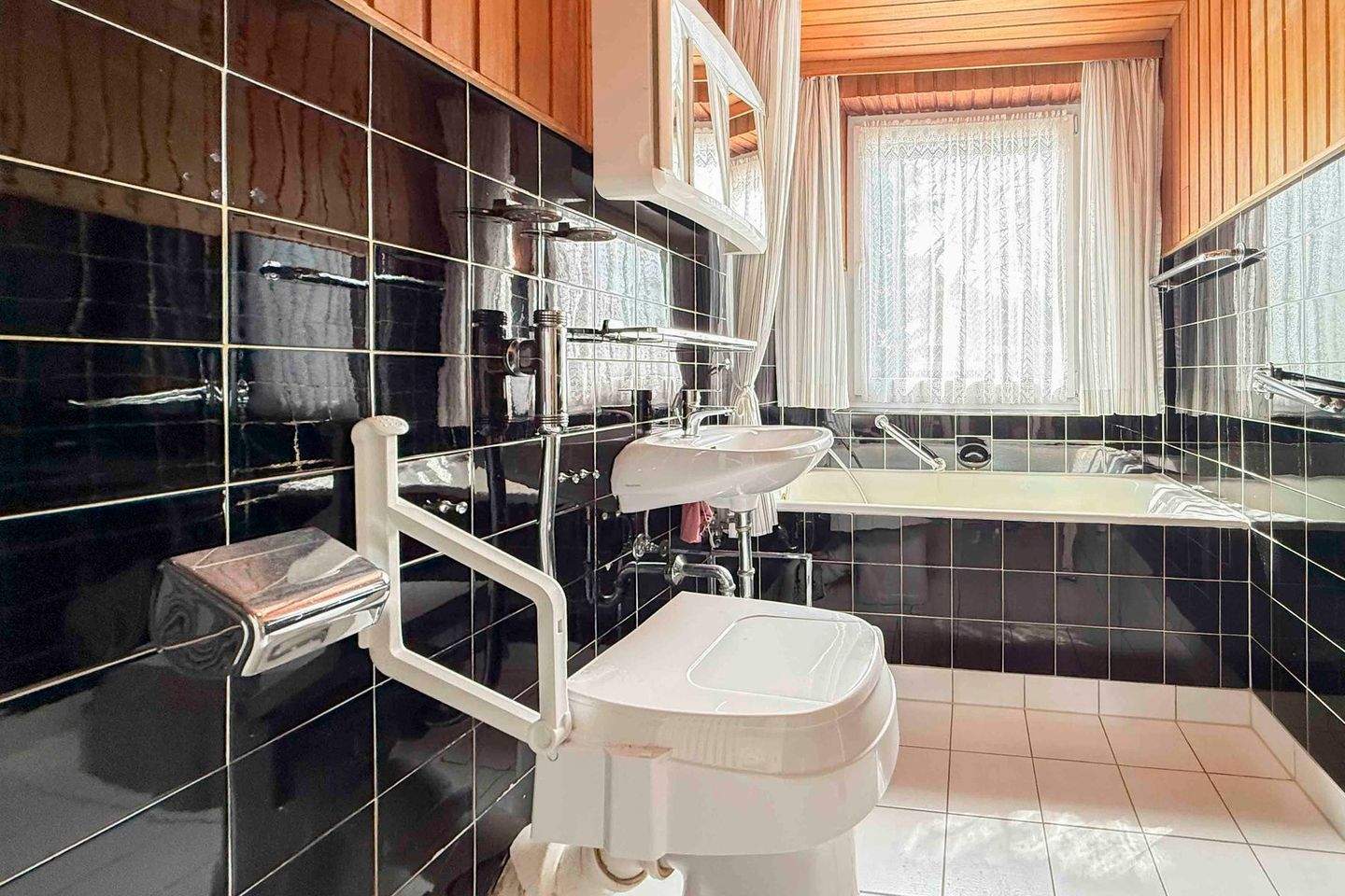 Immobilie in Hausham - Leerstehende 2-Zimmer-Wohnung mit Potenzial - Stellplatz, Hobbyraum & Keller - Bild 2