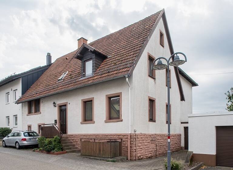 Mehrfamilienhaus zum Kauf 470.000 € 8 Zimmer 215,7 m²<br/>Wohnfläche 490 m²<br/>Grundstück Schöllbronn Ettlingen-Schöllbronn 76275