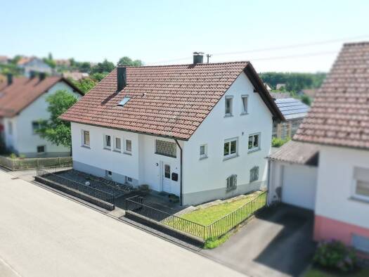 Einfamilienhaus zum Kauf 290.000 € 7,5 Zimmer 180 m² 696 m² Grundstück Hossingen Meßstetten 72469