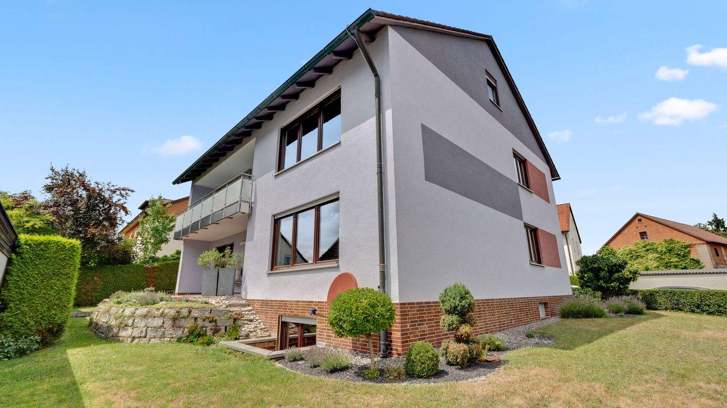 Immobilie in Eckersdorf - Hochwertig Renoviert! Großzügiges Zweifamilienhaus in ruhiger Lage mit traumhaftem Garten - Bild 1