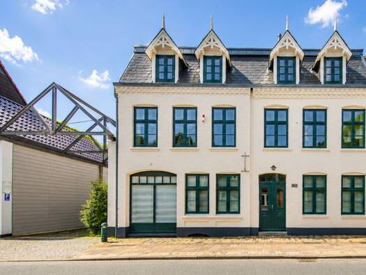 Haus zum Kauf 975.000 € 9 Zimmer 336 m² 257 m² Grundstück Husum 25813