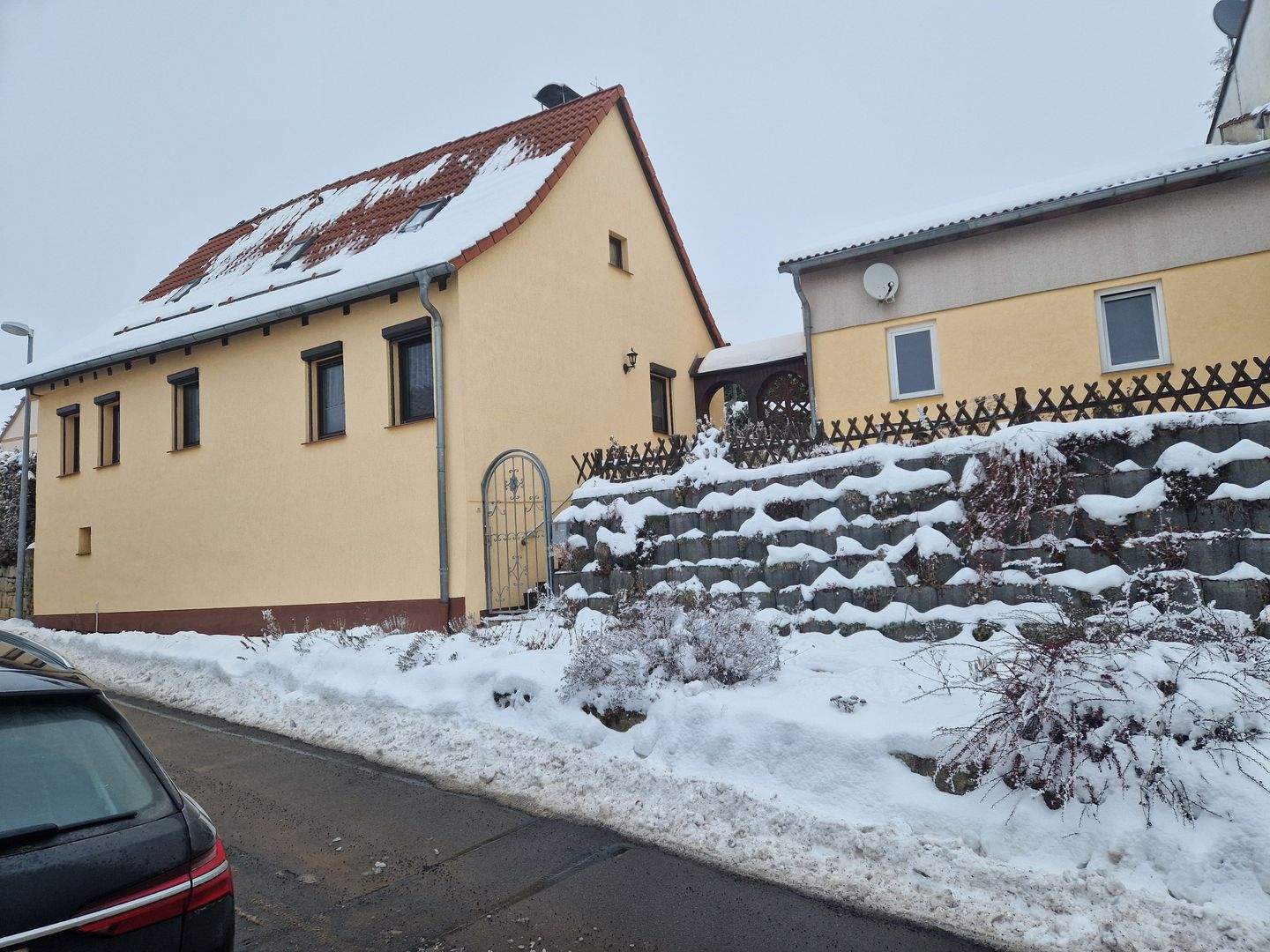 Immobilie in Drei Gleichen - +++ Saniertes Einfamilienhaus ++ in Drei Gleichen - Schwabhausen ++ mit Einbauküche ++ Kaminofen ++ Garage +++  - Bild 1