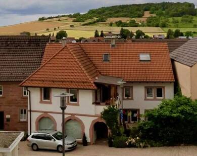 Einfamilienhaus zum Kauf 365.000 € 10 Zimmer 329 m² 200 m² Grundstück Neubrunn Neubrunn 97277