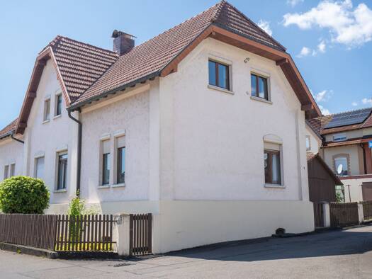 Doppelhaushälfte zum Kauf 275.000 € 6 Zimmer 119 m² 277 m² Grundstück Unterlauchringen Lauchringen 79787