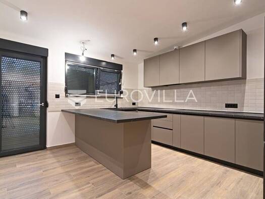 Haus zum Kauf 260.000 € 3 Zimmer 120 m² Bosutsko naselje Industrijska cetvrt, Retfala, Josipovac