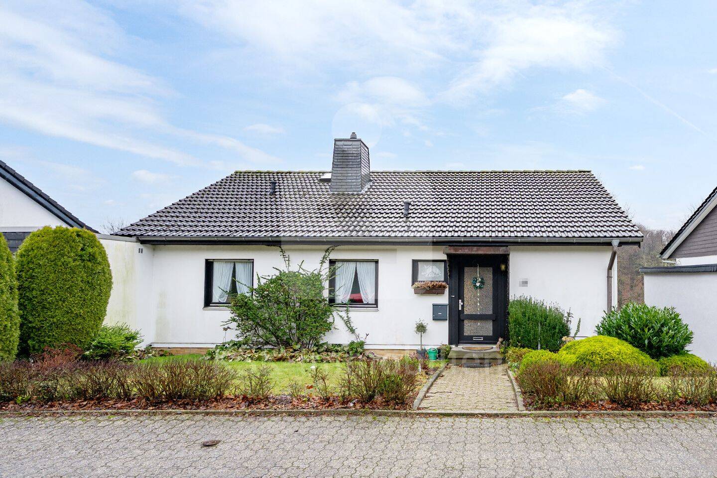 Immobilie in Hückeswagen - Gepflegtes Einfamilienhaus mit Einliegerwohnung in attraktiver Lage von Hückeswagen! - Bild 1