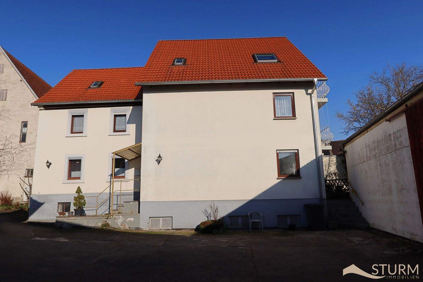 Immobilie in Reichenberg - Reizvolles Ensemble - Wohnhaus mit drei Einheiten, ehemalige Reithalle, Nebengebäude, Hof- und Gartenfläche in idyllischer Lage - Bild 1