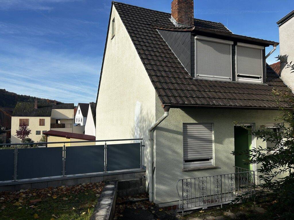 Immobilie in Fuchsstadt - massiv gebautes Wohnhaus in ruhiger Wohnlage von Fuchsstadt - Bild 1