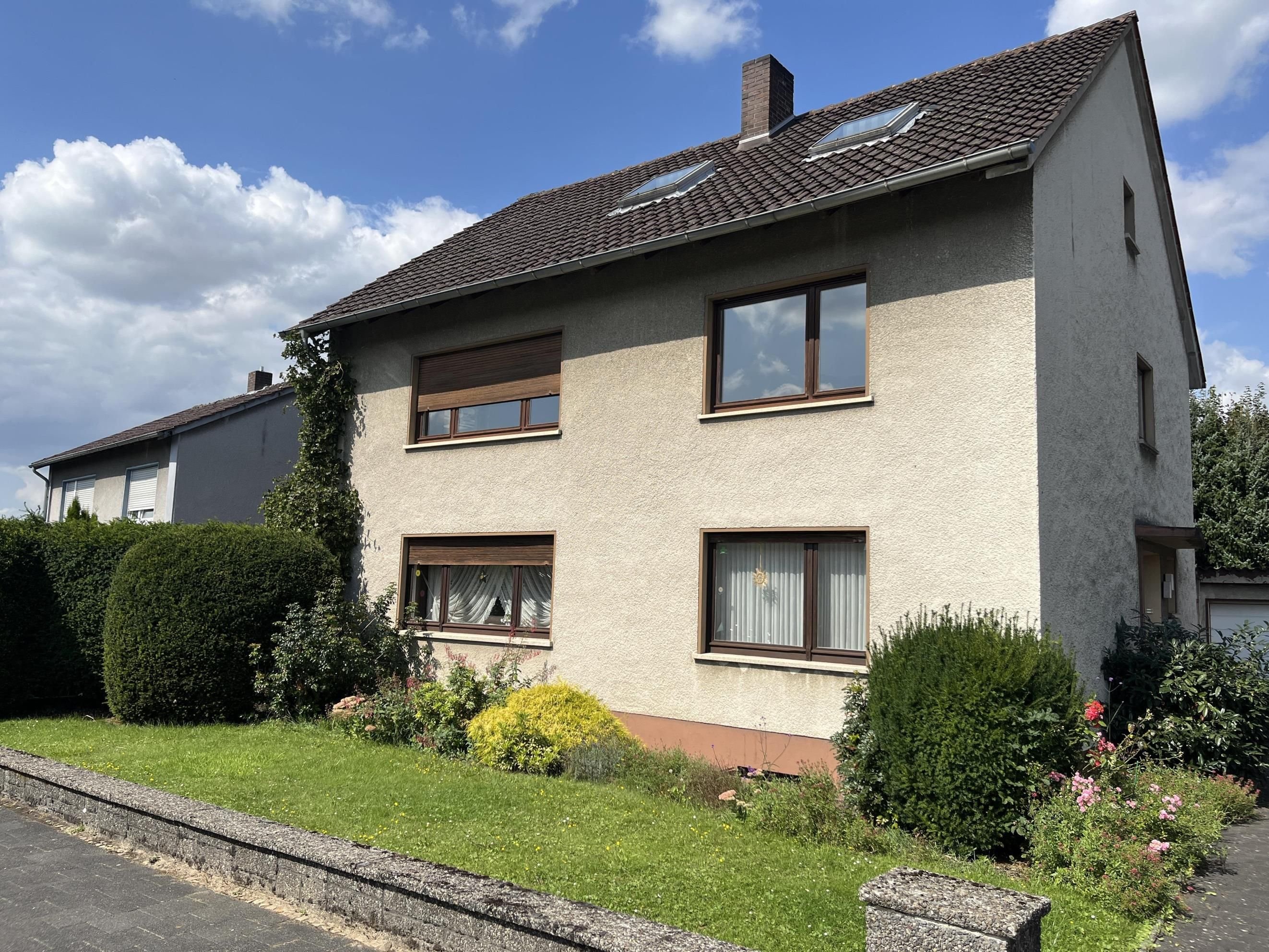 Mehrfamilienhaus zum Kauf 320.000 € 6 Zimmer 176 m²<br/>Wohnfläche 622 m²<br/>Grundstück Brake Lemgo 32657