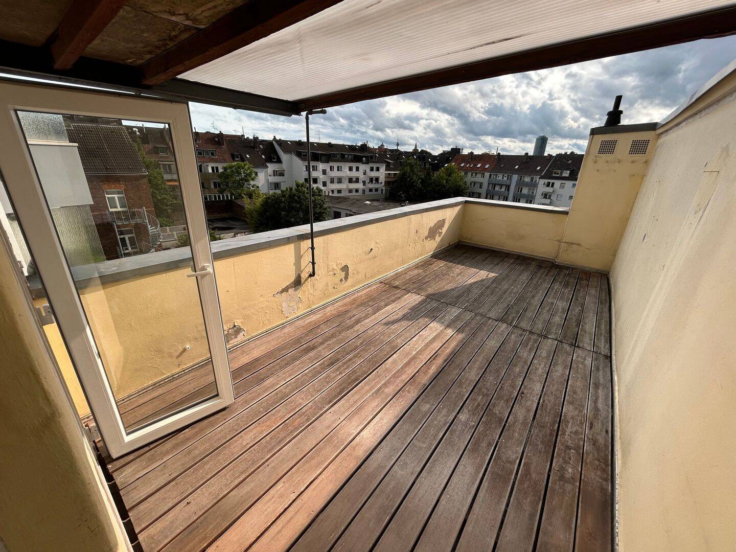 Hochwertig kernsanierte 79m² 3-Zimmer-Wohnung mit 18m² Dachterrasse und Einbauküche – Schloßstraße 80, 40477 Düsseldorf – Vorschaubild 3