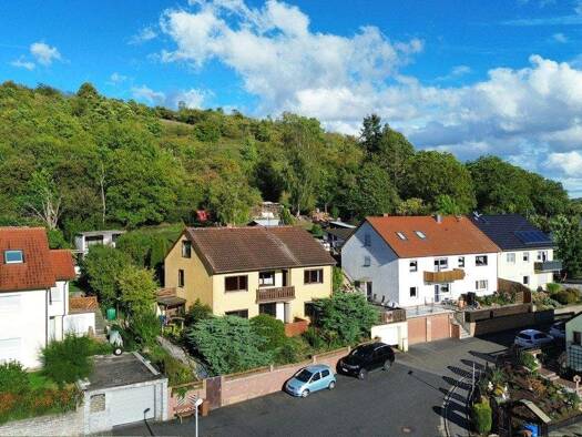 Mehrfamilienhaus zum Kauf 215.000 € 7 Zimmer 165 m² 1.001 m² Grundstück frei ab sofort Heugrumbach Arnstein 97450