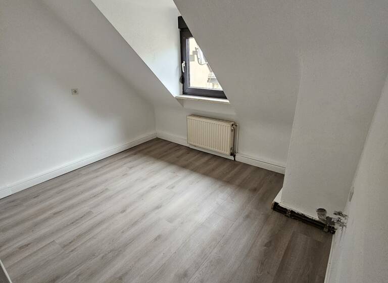 Wohnung zur Miete 500 € 3 Zimmer 70 m²<br/>Wohnfläche Dachgeschoss<br/>Geschoss ab sofort<br/>Verfügbarkeit Seebohmstrasse 1 Burbach Saarbrücken 66115