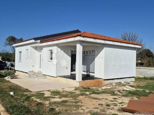 Haus zum Kauf 285.000 € 3 Zimmer 92 m² Monteserpo - Komunal, Pula Center