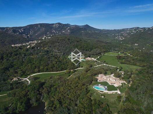 Haus zum Kauf 29.000.000 € 2.100 m² 300.000 m² Grundstück Les Adrets-de-l'Estérel 83600