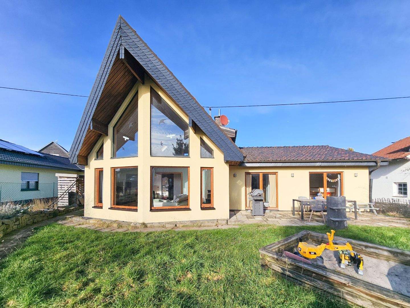 Immobilie in Sankt Katharinen - Freistehendes Landhaus mit offener Bauweise in herrlicher Ortsrand-/Höhenlage. 10 Min. bis Linz/Rh. - Bild 0