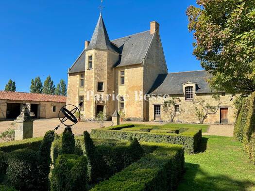 Herrenhaus zum Kauf 1.300.000 € 11 Zimmer 425 m² 25.538 m² Grundstück Centre Angers 49000