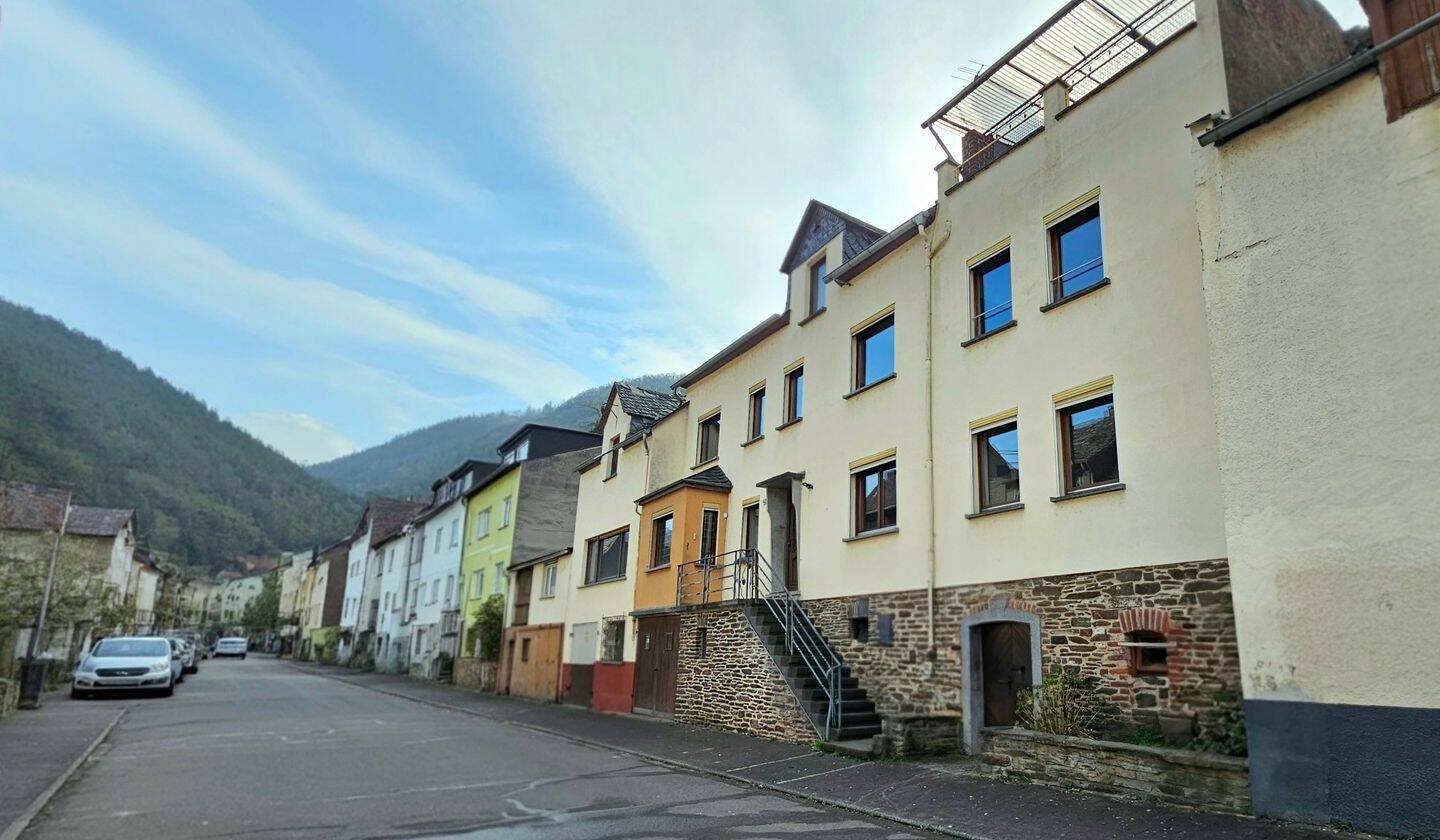 Immobilie in Briedel - Großzügiges Einfamilienhaus mit Garage, Terrasse und großem Gartengrundstück in Briedel/Mosel - Bild 1