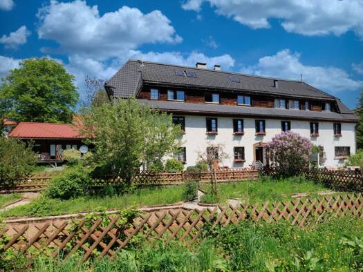 Hotel zum Kauf 1.580.000 € 15 Zimmer 45 Betten 760 m² Gastrofläche 2.819 m² Grundstück Tiefenhäusern 14 Höchenschwand Höhenschwand 79862