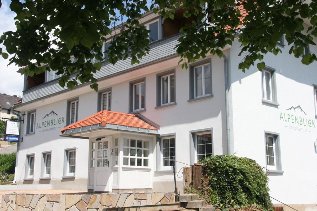 Hotel zum Kauf 965.000 € 490 m²<br/>Gastrofläche 3.235 m²<br/>Grundstück Göschweiler Löffingen 79843