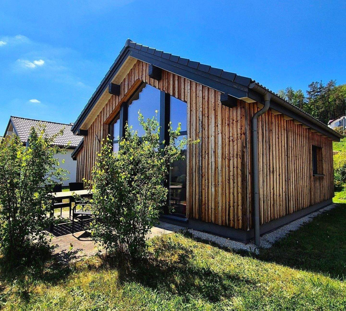 Immobilie in Mistelgau - Einziehen & Wohlfühlen. Vollmöblierter Bungalow im Ferien- und Thermendorf Obernsees.  - Bild 2