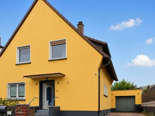 Mehrfamilienhaus zur Miete 2.100 € 5 Zimmer 114 m² 447 m² Grundstück frei ab sofort Kelsterbach 65451