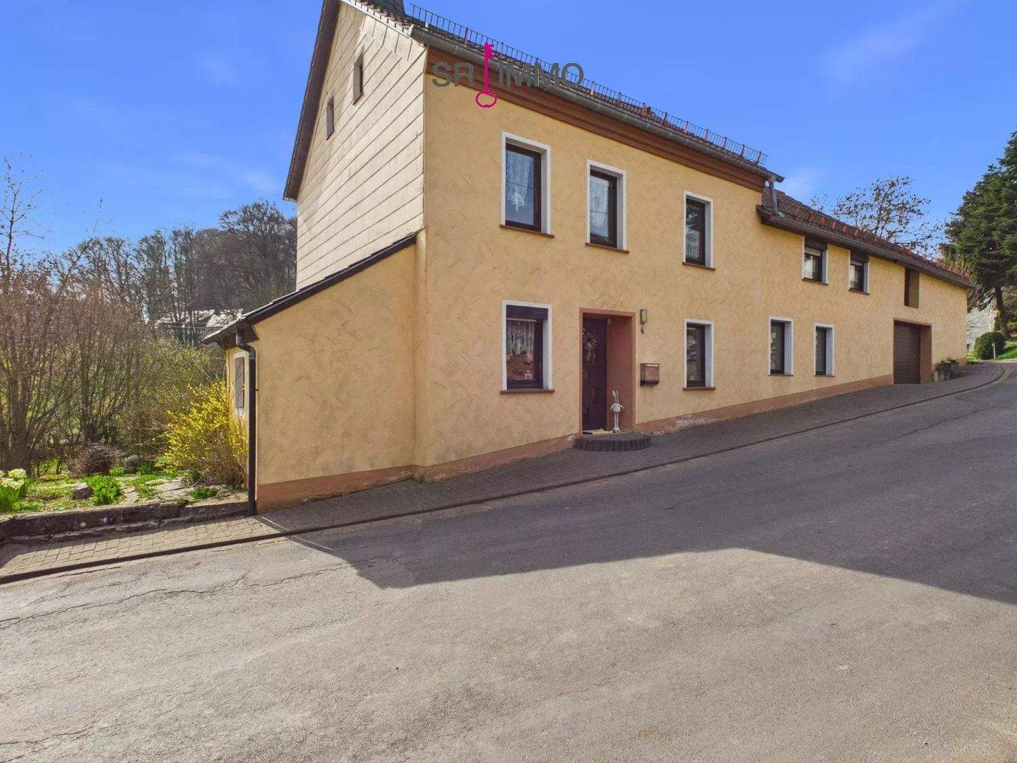 Immobilie in Heilbach - Liebevoll gepflegtes Einfamilienhaus mit idyllischem Garten und romantischem Bachlauf - Bild 2