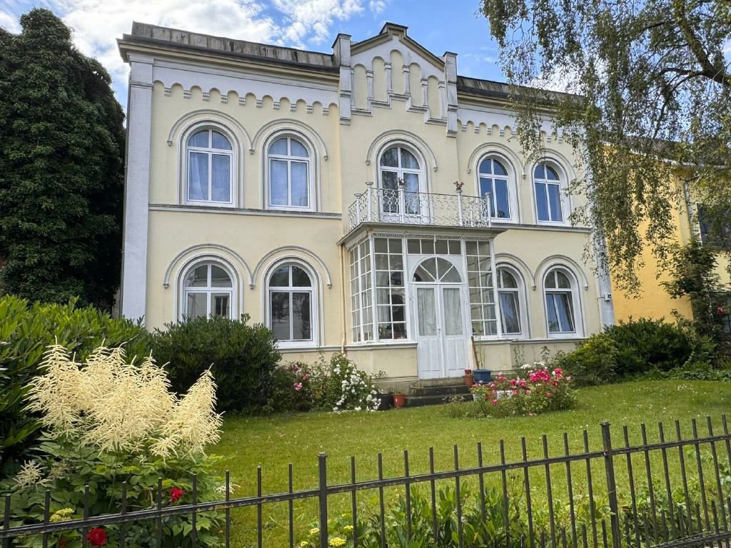 Mehrfamilienhaus zum Kauf als Kapitalanlage geeignet 550.000 € 13 Zimmer 320 m²<br/>Wohnfläche 726 m²<br/>Grundstück Eutin 23701