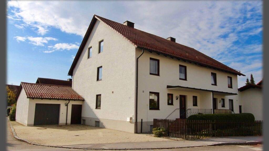 Doppelhaushälfte zur Miete 1.350 € 4,5 Zimmer 130 m² 470 m² Grundstück frei ab 01.04.2026 Kastanienstraße 5 Essenbach 84051