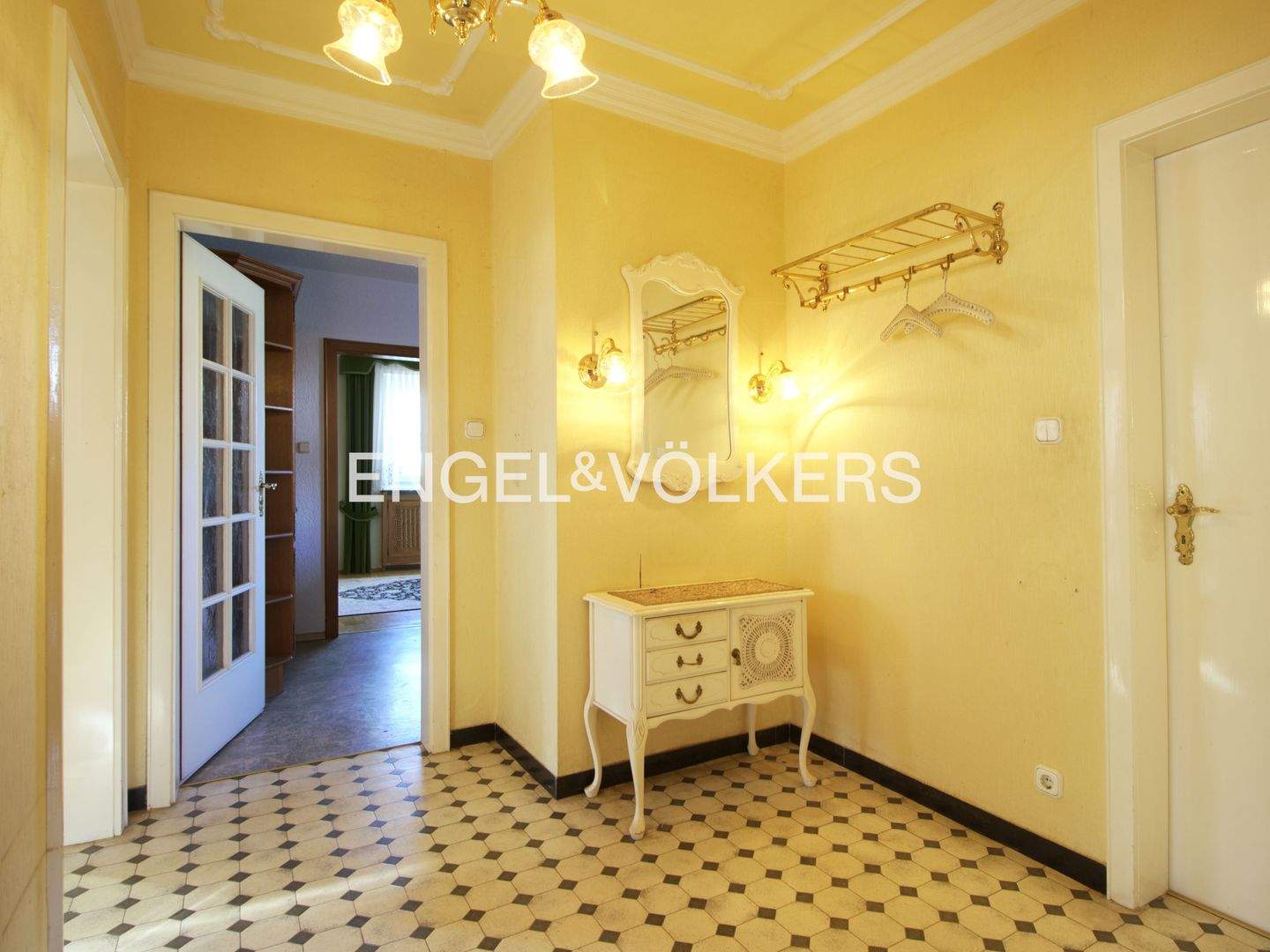 Immobilie in Schierling - Einfamilienhaus mit weitläufigem Grundstück, Charakter und tollem Entwicklungspotenzial - Bild 2