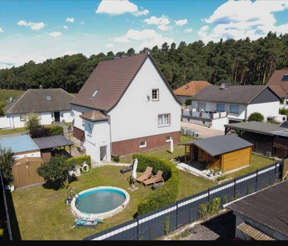 Immobilie in Burgstall - Einfamilienhaus mit ausgebautem Keller, Kamin und Pool in ruhiger Lage. - Bild 0