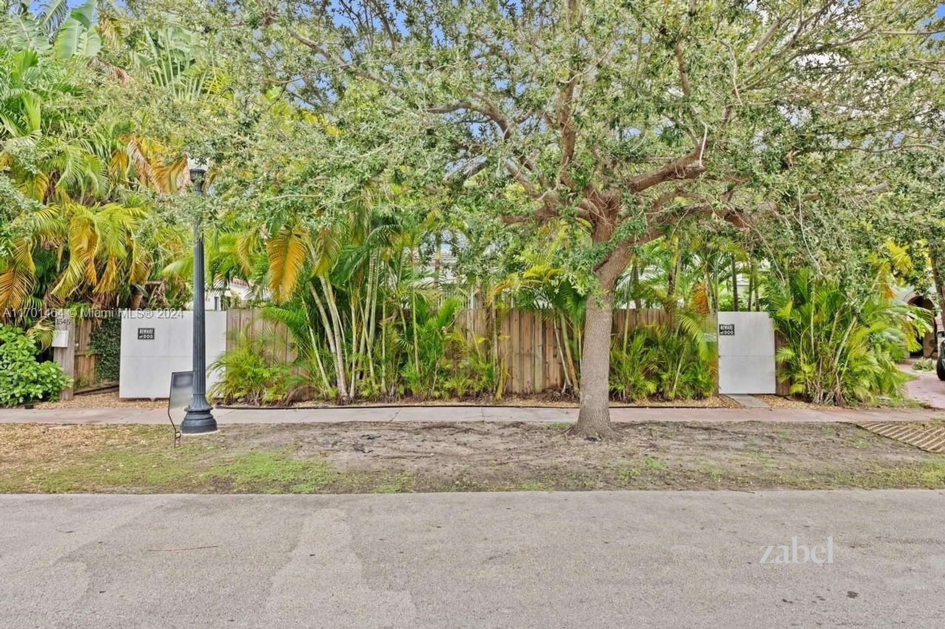 Einfamilienhaus zum Kauf 1.333.710 € 6 Zimmer 235,8 m²<br/>Wohnfläche 597,5 m²<br/>Grundstück Biarritz Drive 1545 Miami Beach 33141