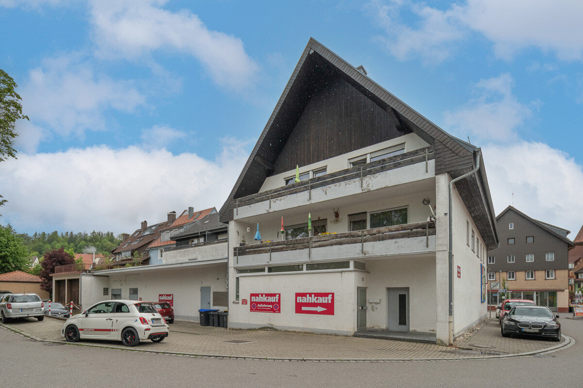 Wohn- und Geschäftshaus zum Kauf als Kapitalanlage geeignet 825.000 € 13 Zimmer 717,1 m²<br/>Fläche 1.299 m²<br/>Grundstück Löffingen Löffingen 79843