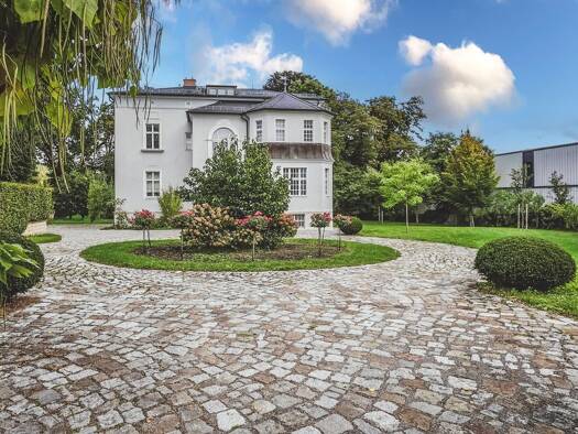 Villa zum Kauf 9 Zimmer 490 m² 3.800 m² Grundstück Radebeul 01445