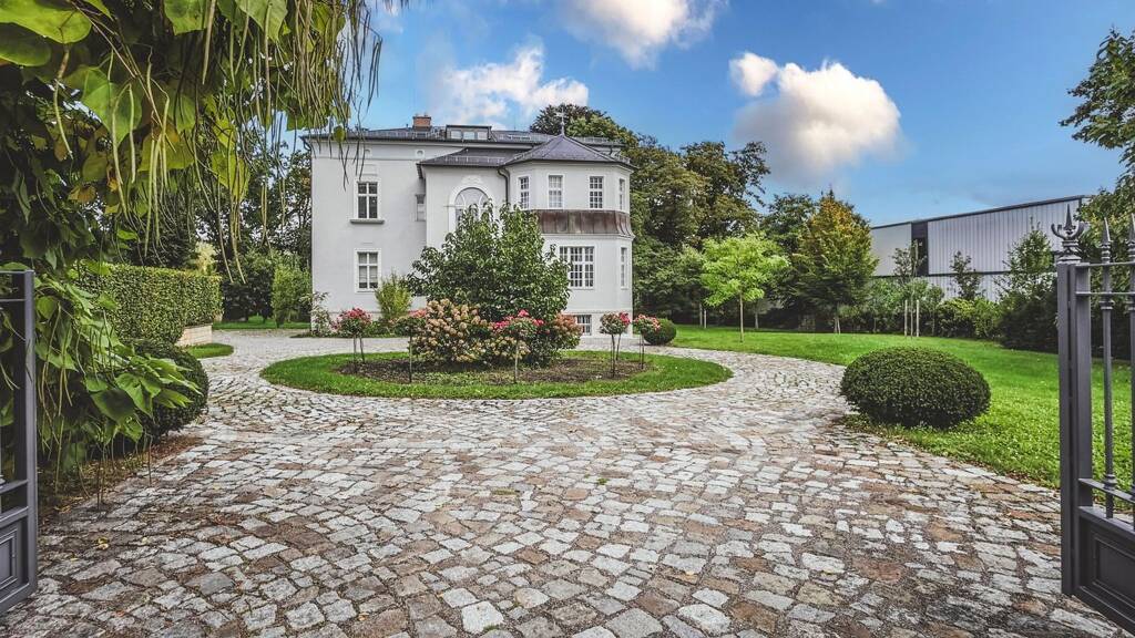 Villa zum Kauf 9 Zimmer 490 m² 3.800 m² Grundstück Radebeul 01445