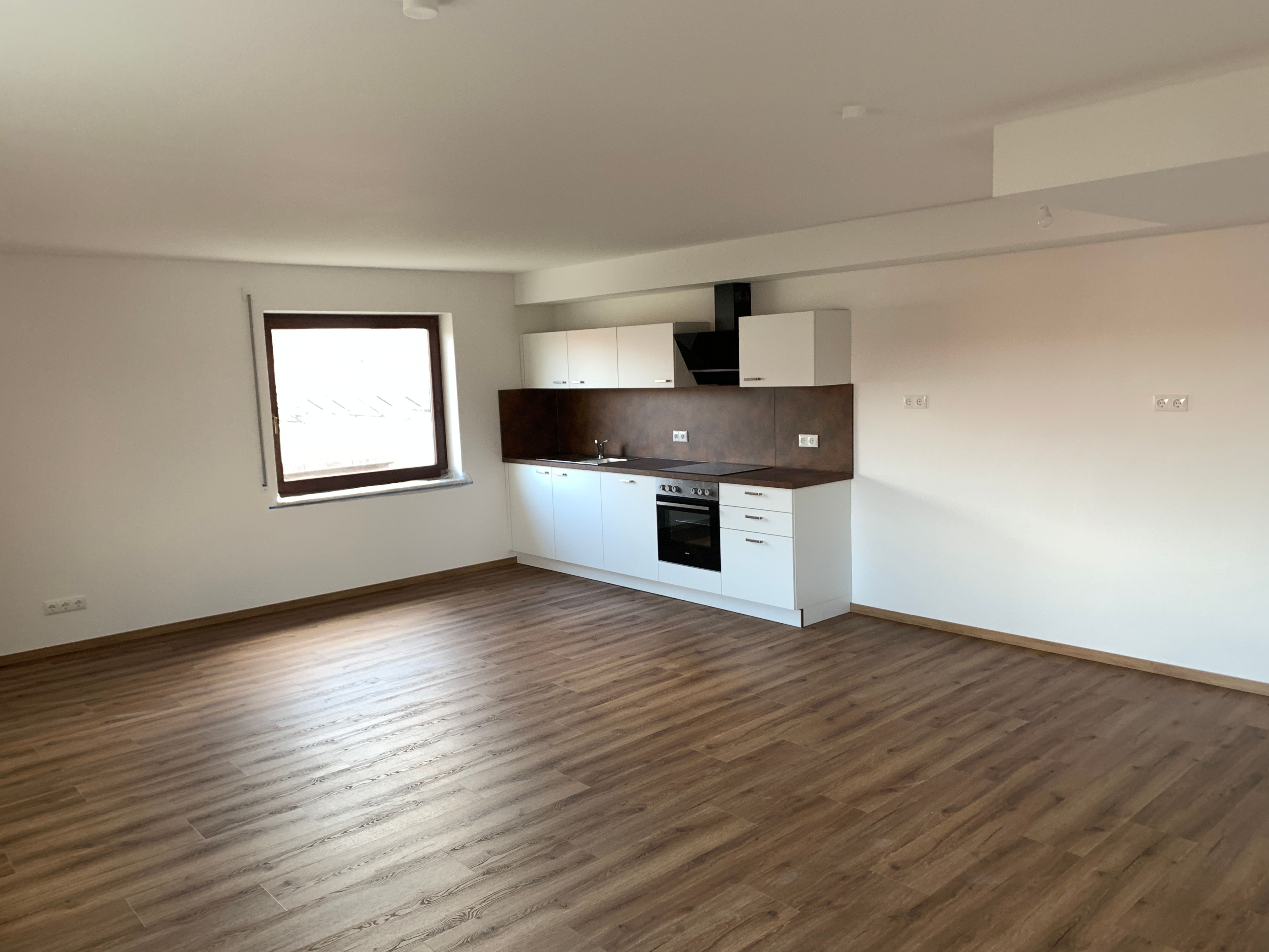 Wohnung zur Miete 910 € 4 Zimmer 106 m²<br/>Wohnfläche 1.<br/>Geschoss 01.01.2025<br/>Verfügbarkeit Weisendorf Weisendorf 91085