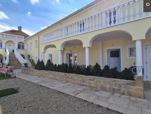 Haus zum Kauf 1.300.000 € 10 Zimmer 432 m² 676 m² Grundstück Achau 2481