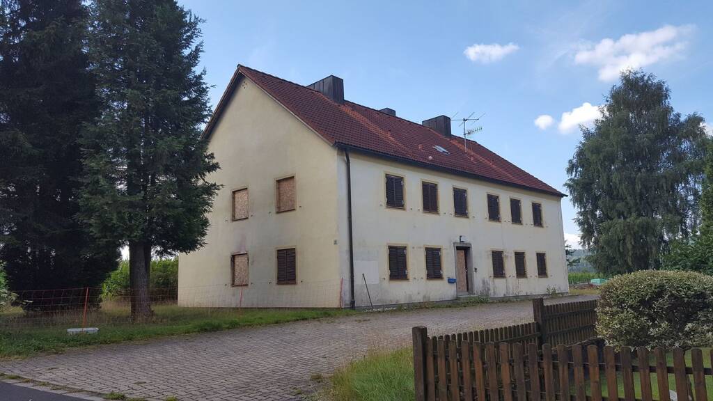 Haus zum Kauf 149.000 € 296 m² 992 m² Grundstück Brand 95682