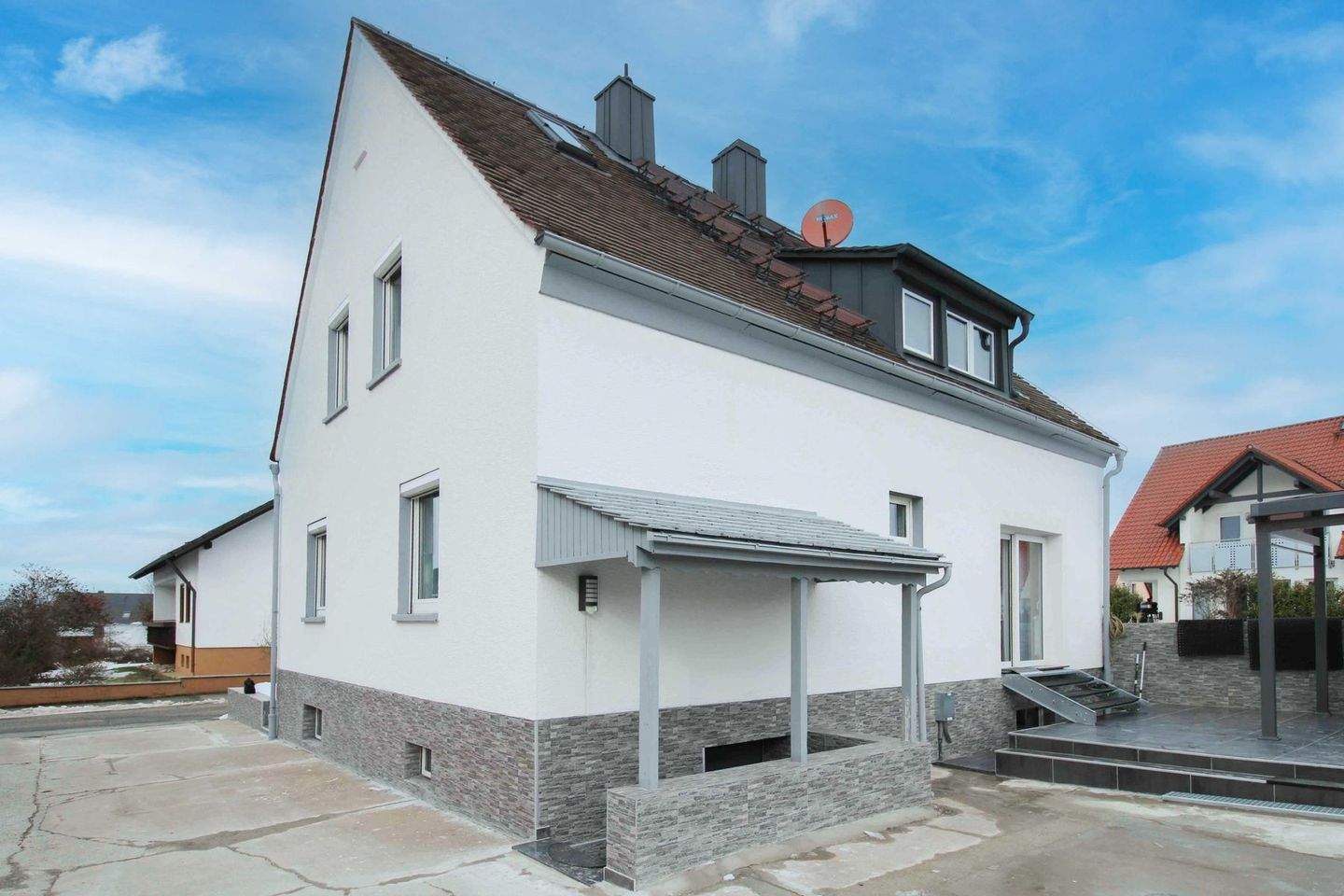 Immobilie in Oberhaid - Modernisiertes Zweifamilienhaus mit bewohnbarem Nebengebäude &  Baugrundstück - Bild 2