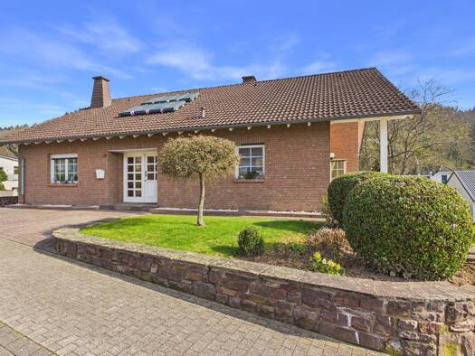 Einfamilienhaus zum Kauf 630.000 € 6 Zimmer 220 m² 828 m² Grundstück Am Sterenbach 33 Lüxem Wittlich 54516