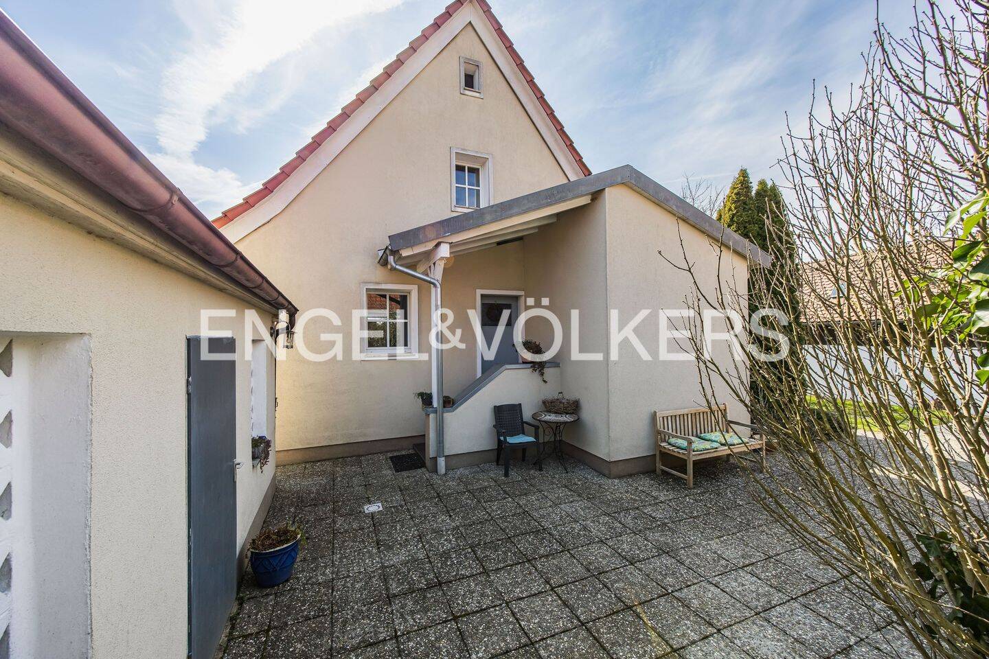 Immobilie in Petersaurach - Charmantes Einfamilienhaus mit liebevoll angelegtem Garten in ruhiger Lage - Bild 1