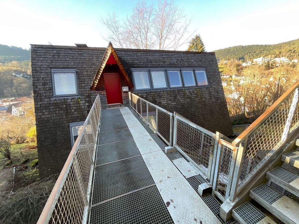 Immobilie in Alpirsbach - Ein nicht alltägliches Architektenhaus mit hellen großzügigen offen gestalteten Wohnebenen. - Bild 2