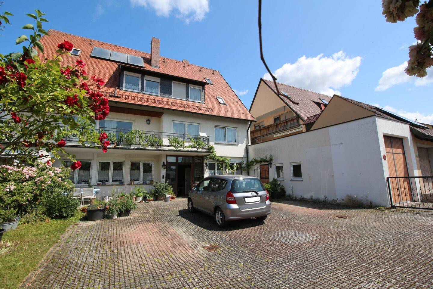 Immobilie in Rödelsee - Investition 3 Wohnungen und 5 Einzimmerappartements - Bild 1