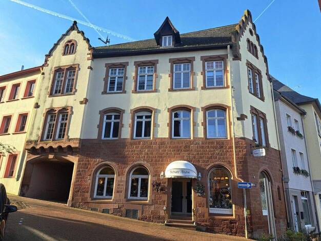 Mehrfamilienhaus zum Kauf provisionsfrei 350.000 € 8 Zimmer 140 m² 45 m² Grundstück Am Markt 27 Saarburg 54439