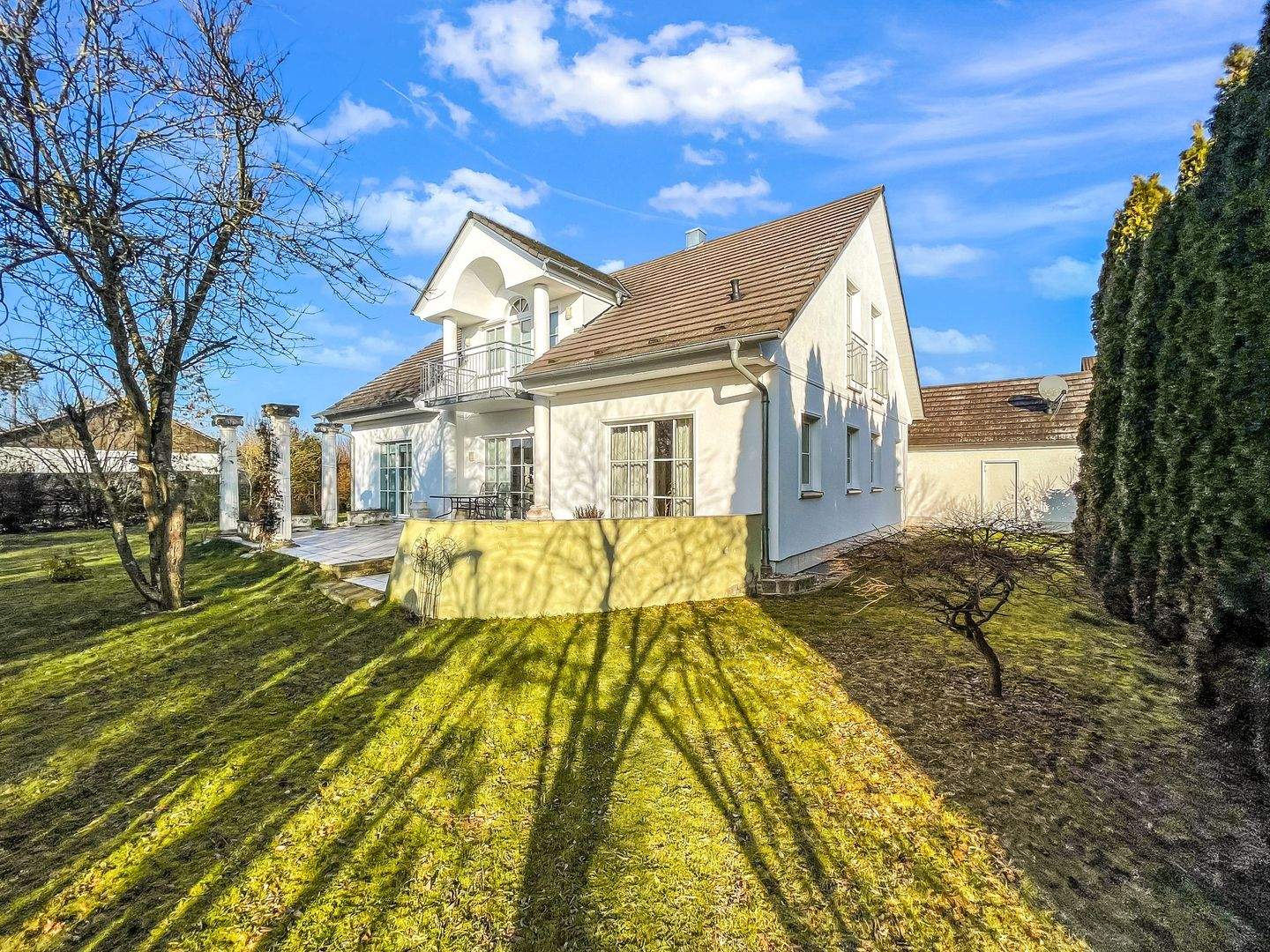 Immobilie in Theres - Freistehendes Einfamilienhaus – hochwertig ausgestattet mit großem Garten, Balkonen und Sauna Attraktive Wohnlage in Horhausen 97539 Theres  - Bild 1