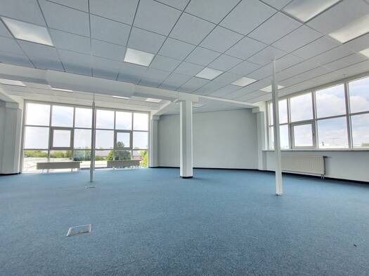 Bürogebäude zur Miete 7.059 € 10 Zimmer 905 m² Bürofläche Neutraubling 93073