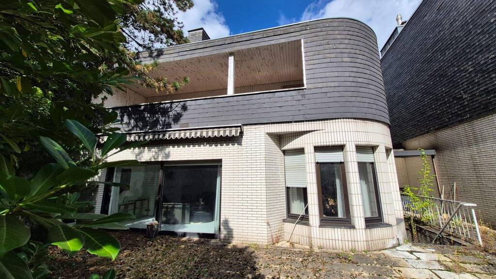 Individuelles Einfamilienhaus mit zweiter Wohneinheit und eigener Tiefgarage in bester Lage von Mörsenbroich...