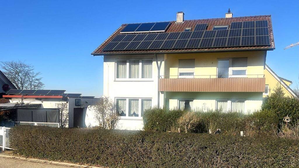 Gelegenheit: Zweifamilienhaus mit großem Grundstück mit Ausbaumöglichkeit in Hohenwart